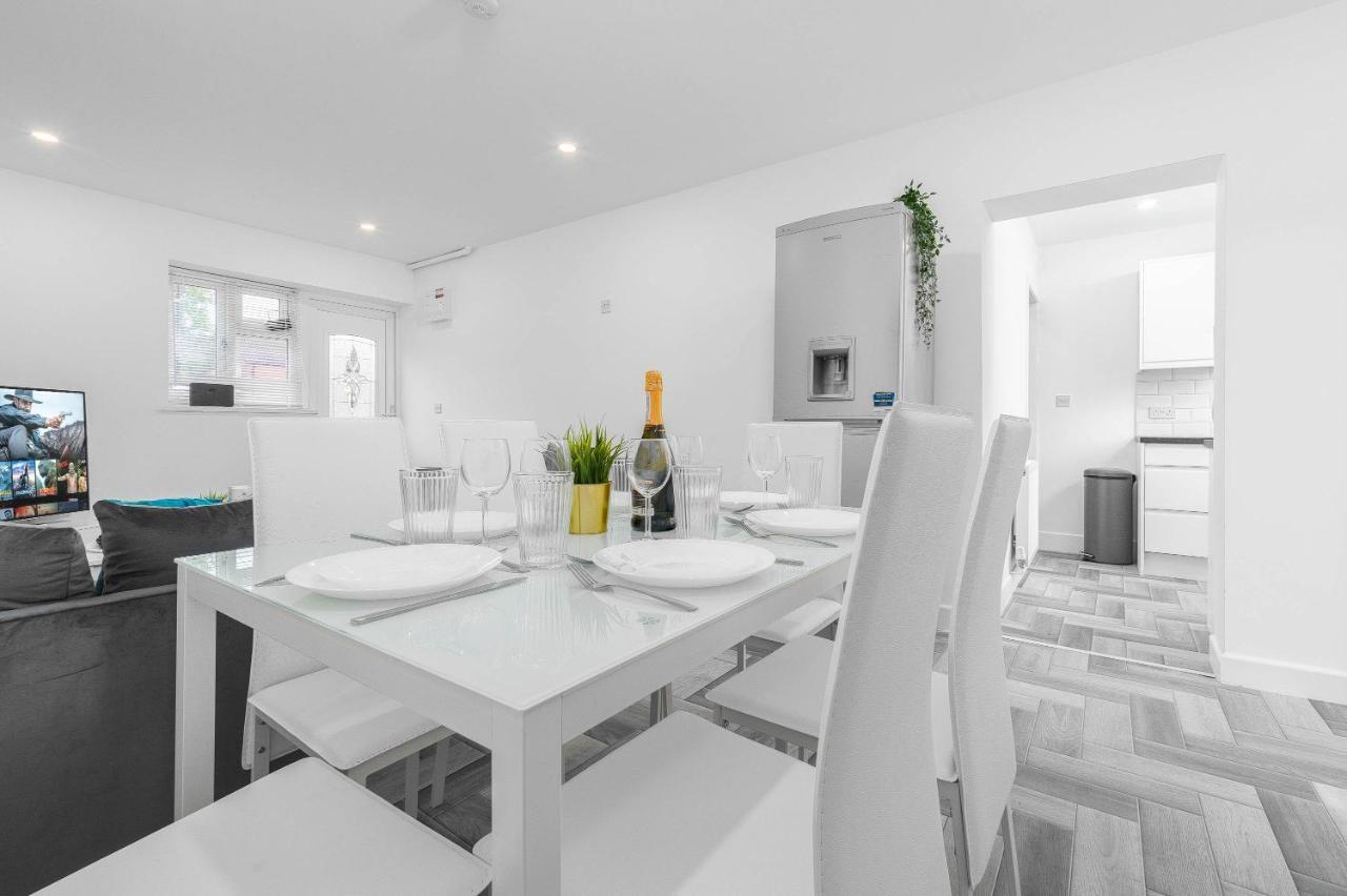 5 Bedroom House - 10 Guests - Multiple Off Street Parking - Garden - Smart Tv - Wifi - Contractors - Families - Groups Birmingham Exterior photo