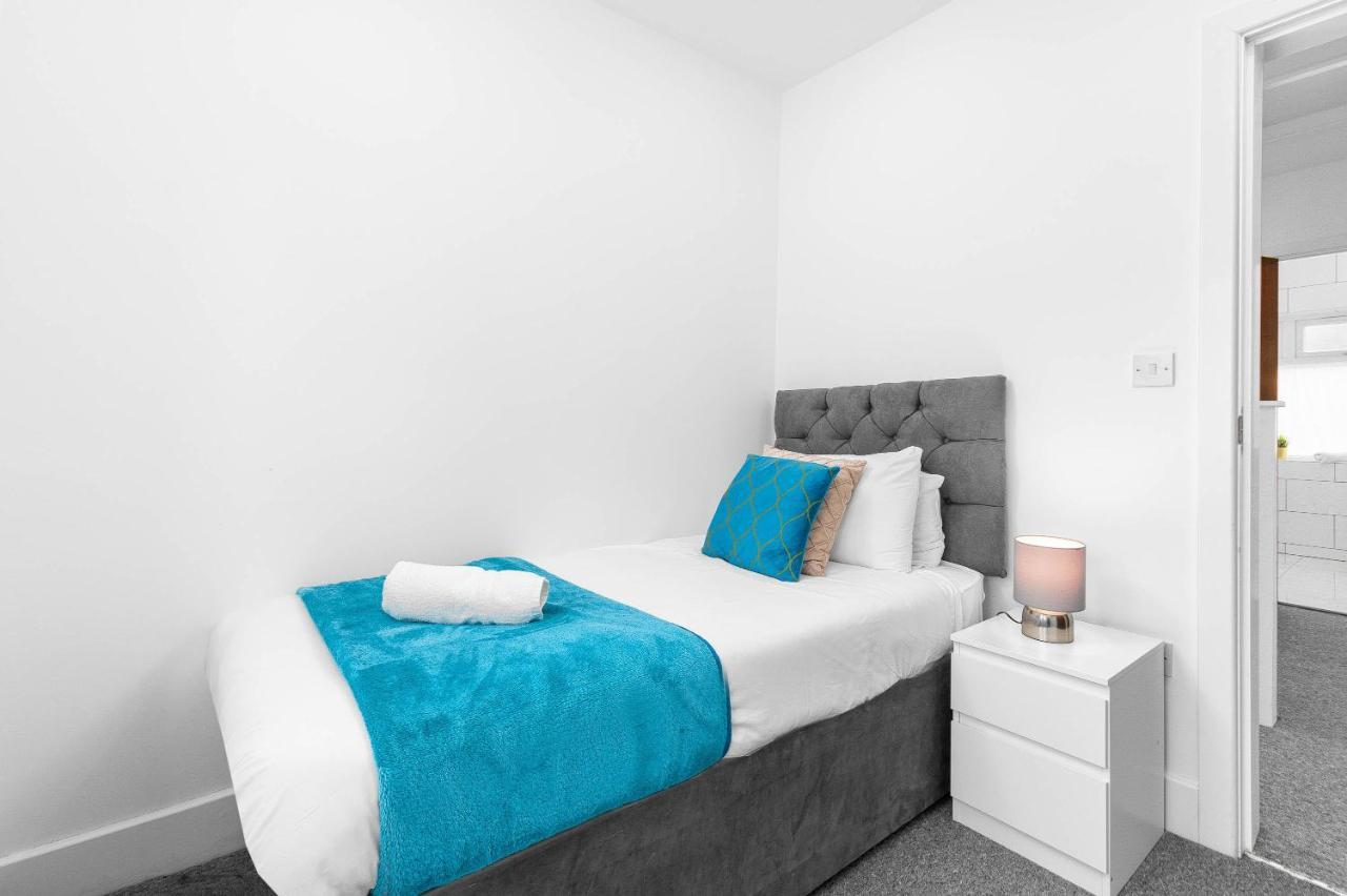 5 Bedroom House - 10 Guests - Multiple Off Street Parking - Garden - Smart Tv - Wifi - Contractors - Families - Groups Birmingham Exterior photo